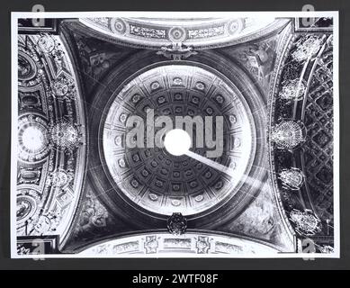 Lazio Roma Rome S. Maria della Scala9. Hutzel, Max 1960-1990 Post-médiéval : architecture, sculpture architecturale, sculpture, peinture, arts décoratifs (meubles, objets d'art), manuscrits. La pharmacie d'art de la cure à base de plantes datant du 16ème siècle existe encore aujourd'hui ; de nombreuses publications avec des illustrations taillées sur bois sur les plantes curatives et autres artefacts. Photographe et érudit d'origine allemande Max Hutzel (1911-1988) photographié en Italie du début des années 1960 jusqu'à sa mort. Le résultat de ce projet, désigné par Hutzel comme Foto Arte Minore, est une documentation approfondie du développement historique de l'art. Banque D'Images