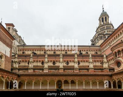 Pavie, Italie - 27 février 2024 : Certosa di Pavia, une église médiévale et un monastère à Pavie, Italie, un jour de pluie. Banque D'Images