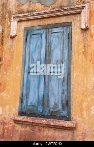 Volet de fenêtre de style colonial français à Battambang au Cambodge en Asie du Sud-est Banque D'Images