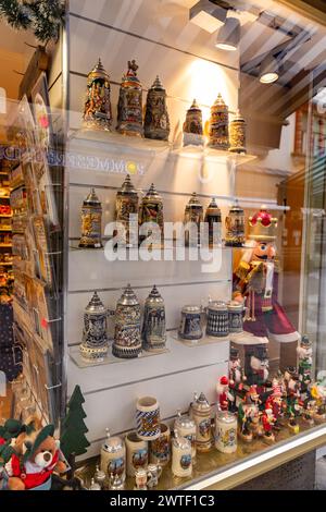 Munich, Allemagne - 24 décembre 2021 : tasses à bière et pichets traditionnels bavarois en céramique vendus dans une boutique de cadeaux à Munich, Allemagne. Banque D'Images