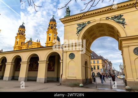Munich, Allemagne - DEC 25, 2021: Le Residenz dans le centre de Munich est l'ancien palais royal des monarques Wittelsbach de Bavière. La plus grande ville pal Banque D'Images
