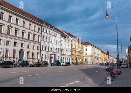 Munich, Allemagne - 23 décembre 2021 : Leopoldstrasse est un grand boulevard, et la rue principale du quartier Schwabing à Munich, Bavière, Allemagne. Banque D'Images