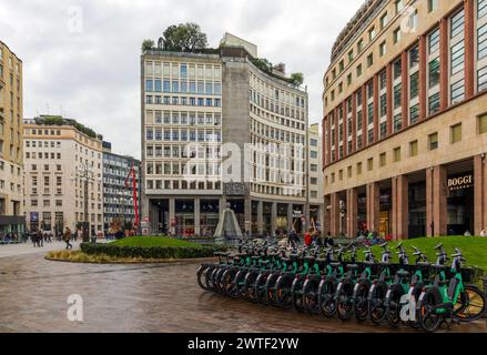 Milan, Italie - 28 février 2024 : la célèbre place de la mode de Milan Piazza San Babila. Banque D'Images