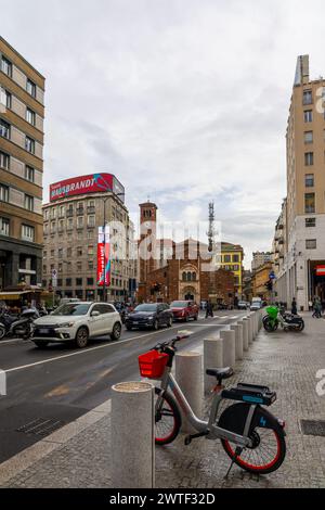 Milan, Italie - 28 février 2024 : la célèbre place de la mode de Milan Piazza San Babila. Banque D'Images