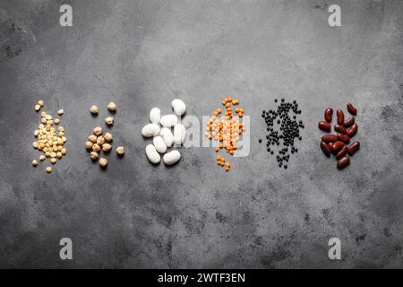 Différents types de légumineuses, haricots, lentilles. pois chiches et pois, vue de dessus Banque D'Images