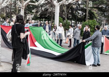 Manifestation de soutien à la Palestine. Des sacs de farine et de peinture rouge sont jetés sur le sol pour protester contre le manque de nourriture pour la population civile. Banque D'Images