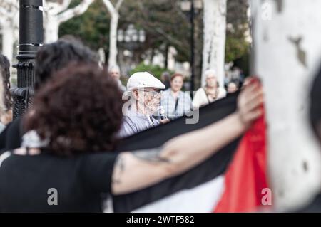 Manifestation de soutien à la Palestine. Des sacs de farine et de peinture rouge sont jetés sur le sol pour protester contre le manque de nourriture pour la population civile. Banque D'Images