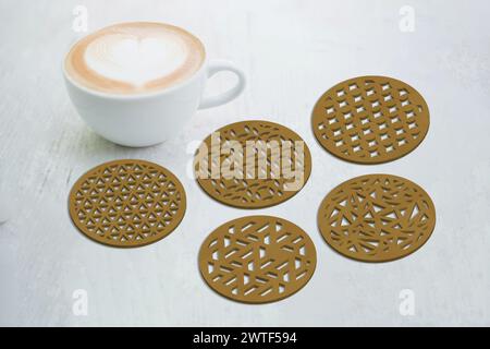 Geometric Cup Coasters les fichiers de disposition multicouche numériques sont spécialement préparés pour la découpe au laser, la machine à découper CNC et d'autres machines de découpe. Illustration de Vecteur