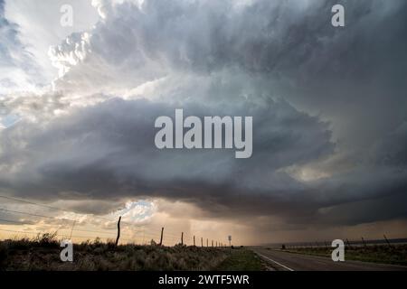Un nuage d'orage supercellulaire se tord dans le ciel au-dessus d'un vaste paysage vide dans les hautes plaines. Banque D'Images