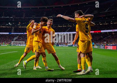 Madrid, Madrid, Espagne. 17 mars 2024. Joao Felix du FC Barcelone (C) a célébré son but avec ses coéquipiers (de gauche à droite) Sergi Roberto, Fermin Lopez, Robert Lewandowski lors du match de football la Liga EA Sports 2023/24 entre l'Atletico Madrid vs FC Barcelone au stade Civitas Metropolitano de Madrid, Espagne. (Crédit image : © Alberto Gardin/ZUMA Press Wire) USAGE ÉDITORIAL SEULEMENT! Non destiné à UN USAGE commercial ! Banque D'Images