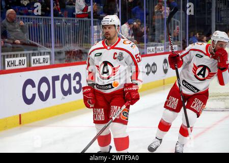 Saint-Pétersbourg, Russie. 17 mars 2024. Joueur du club de hockey avtomobiliste, Sergei Shirokov (52) vu en action lors du match la Ligue Kontinental de hockey, Coupe Gagarine, match 1, 1/4 finales saison KHL 2023 - 2024 entre SKA Saint Petersburg - Avtomobiliste Ekaterinbourg à la SKA Arena. Score final ; SKA Saint-Pétersbourg 2:3 Avtomobiliste Ekaterinbourg. Crédit : SOPA images Limited/Alamy Live News Banque D'Images