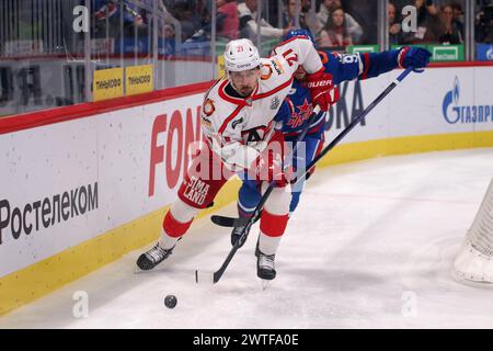 Saint-Pétersbourg, Russie. 17 mars 2024. Joueur du club de hockey Avtomobiliste, Maxim Osipov (21 ans) vu en action lors du match la Ligue Kontinental de hockey, Coupe Gagarine, match 1, 1/4 finales saison KHL 2023 - 2024 entre SKA Saint Petersburg - Avtomobiliste Ekaterinbourg à la SKA Arena. Score final ; SKA Saint-Pétersbourg 2:3 Avtomobiliste Ekaterinbourg. Crédit : SOPA images Limited/Alamy Live News Banque D'Images