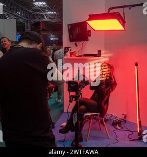 Birmingham, Angleterre, Royaume-Uni. Dimanche 17 mars 2024. Les photographes photographient un modèle au stand Nanlite au Photography Show 2024. Crédit : lu Parrott/Alamy Live News Banque D'Images