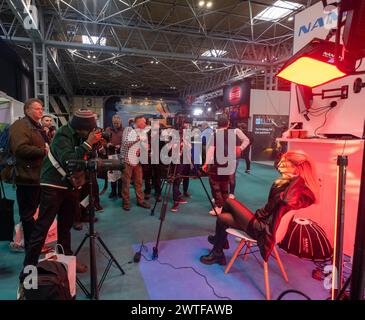 Birmingham, Angleterre, Royaume-Uni. Dimanche 17 mars 2024. Les photographes photographient un modèle au stand Nanlite au Photography Show 2024. Crédit : lu Parrott/Alamy Live News Banque D'Images