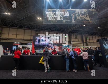 Birmingham, Angleterre, Royaume-Uni. Dimanche 17 mars 2024. Les photographes essaient le dernier équipement Canon sur le stand du salon, au Photography Show 2024. Crédit : lu Parrott/Alamy Live News Banque D'Images