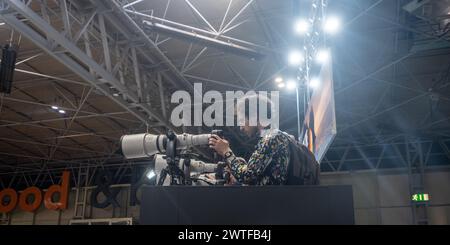 Birmingham, Angleterre, Royaume-Uni. Dimanche 17 mars 2024. Les photographes ont essayé les téléobjectifs Canon , au Photography Show 2024. Crédit : lu Parrott/Alamy Live News Banque D'Images