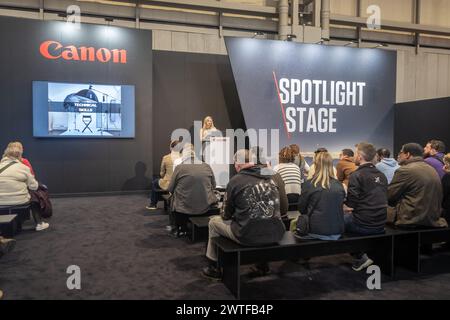 Birmingham, Angleterre, Royaume-Uni. Dimanche 17 mars 2024. Présentation Canon Spotlight au Photography Show 2024. Crédit : lu Parrott/Alamy Live News Banque D'Images