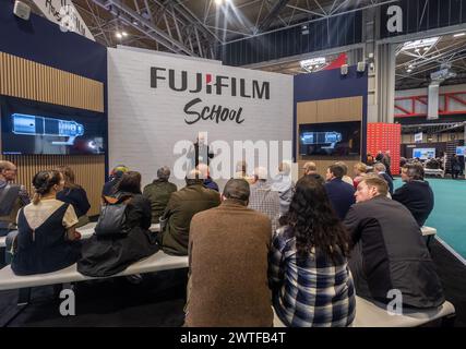 Birmingham, Angleterre, Royaume-Uni. Dimanche 17 mars 2024. Les foules regardent une conférence sur la scène de l'école Fujifilm, au Photography Show 2024. Crédit : lu Parrott/Alamy Live News Banque D'Images