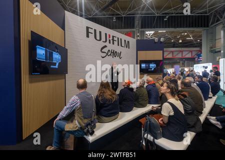 Birmingham, Angleterre, Royaume-Uni. Dimanche 17 mars 2024. Les foules regardent une conférence sur la scène de l'école Fujifilm, au Photography Show 2024. Crédit : lu Parrott/Alamy Live News Banque D'Images