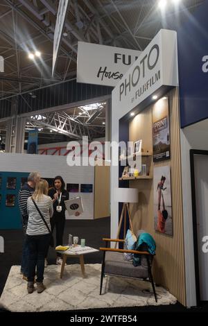 Birmingham, Angleterre, Royaume-Uni. Dimanche 17 mars 2024. Fujifilm au Photography Show 2024. Crédit : lu Parrott/Alamy Live News Banque D'Images