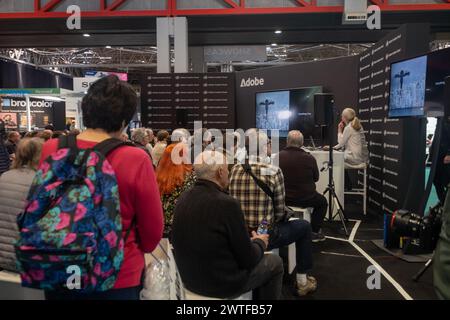 Birmingham, Angleterre, Royaume-Uni. Dimanche 17 mars 2024. Adobe Talks, au Photography Show 2024. Crédit : lu Parrott/Alamy Live News Banque D'Images