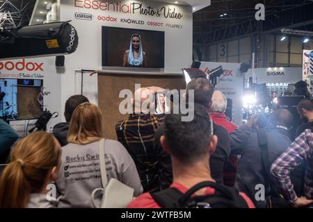 Birmingham, Angleterre, Royaume-Uni. Dimanche 17 mars 2024. Les photographes photographient un modèle, au Photography Show 2024. Crédit : lu Parrott/Alamy Live News Banque D'Images