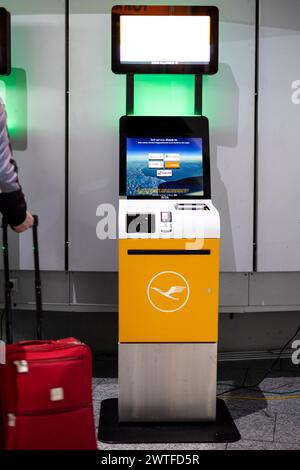 Aéroport de Francfort, Allemagne - 19 février 2024 : un automate d'enregistrement Lufthansa en libre-service à l'aéroport international de Francfort Banque D'Images