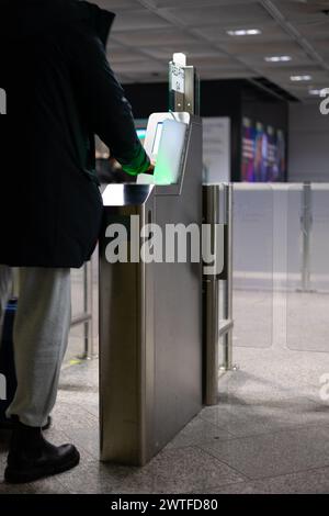 Aéroport de Francfort, Allemagne - 19 février 2024 : un passager s'enregistre à un contrôle d'entrée libre-service3 Banque D'Images