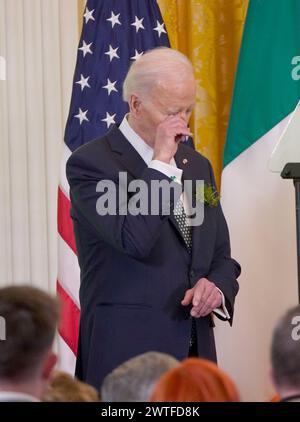 Le président AMÉRICAIN Joe Biden essuie son œil lors de la réception de la Saint Patrick et de la cérémonie Shamrock dans la salle est de la Maison Blanche, Washington DC. Date de la photo : dimanche 17 mars 2024. Banque D'Images
