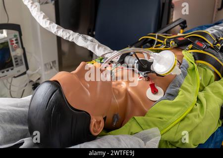 Schwabmünchen, Bavière, Allemagne - 17 mars 2024 : mannequin de réanimation relié à un équipement médical et à un ventilateur dans une ambulance *** Reanimationspuppe angeschlossen an medizinische Gerätschaften und Beatmungsgerät in einem Krankenwagen Banque D'Images