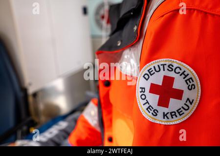 Schwabmünchen, Bavière, Allemagne - 17 mars 2024 : ambulanciers paramédicaux de la Croix-Rouge allemande DRK lors d'un exercice dans une ambulance *** Sanitäter vom DRK Deutsches Rotes Kreuz BEI einer Übung in einem Krankenwagen Banque D'Images