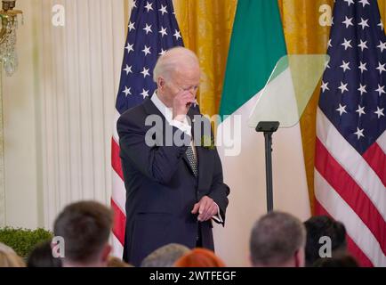 Le président AMÉRICAIN Joe Biden essuie son œil alors que le Taoiseach Leo Varadkar parle lors de la réception de la Saint Patrick et de la cérémonie Shamrock dans la salle est de la Maison Blanche, Washington DC, lors de sa visite aux États-Unis pour la Saint Patrick. Date de la photo : dimanche 17 mars 2024. Banque D'Images
