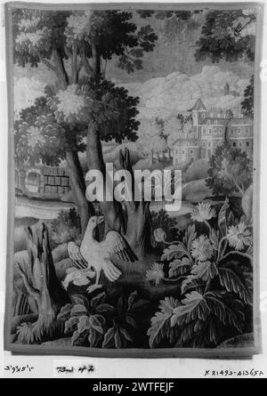 Oiseau de chasse. Inconnu c. 1700-1725 dimensions de tapisserie : H 5'1' x l 3'9' tapisserie matériaux/techniques : inconnu culture : Centre de tissage français : Aubusson historique de propriété : Français & Co. acheté de Mme Elizabeth Boumistrow, reçu le 28/1939 ; vendu à MRS Violet de Laszlo le 6/24/1957. Grand oiseau apprivoisant sa proie, parmi les plantes à fleurs et les arbres ; arrière-plan avec un grand bâtiment de l'autre côté d'une rivière qui court horizontalement, le long d'un pont voûté (l) ; bâtiments supplémentaires sur les collines dans les frontières de distance manquantes. French & Co. feuille de stock dans les archives, 41365-a Banque D'Images