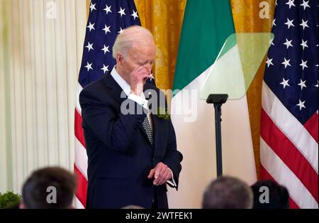 Le président AMÉRICAIN Joe Biden essuie son œil alors que le Taoiseach Leo Varadkar parle lors de la réception de la Saint Patrick et de la cérémonie Shamrock dans la salle est de la Maison Blanche, Washington DC, lors de sa visite aux États-Unis pour la Saint Patrick. Date de la photo : dimanche 17 mars 2024. Banque D'Images
