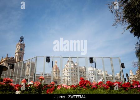 Une vue générale de la Plaza del Ayuntamiento est vue avant la 'Mascleta', un barrage explosif de pétards et de feux d'artifice, pendant le Festival Las Fallas à Valence, Espagne, le 17 mars 2024. Le Fallas est le festival le plus international de Valence, qui se déroule du 15 au 19 mars. Les festivités de Las Fallas célèbrent l'arrivée du printemps avec des feux d'artifice, des fiestas et de grands monuments en carton appelés Ninots. Le festival est classé patrimoine culturel immatériel de l'humanité de l'UNESCO depuis 2016. (Photo de David Aliaga/NurPhoto) Banque D'Images