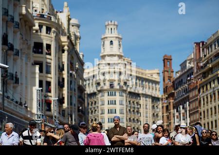 Les gens attendent à la Plaza del Ayuntamiento la 'Mascleta', un barrage explosif de pétards et de feux d'artifice, pendant le Festival Las Fallas à Valence, Espagne, le 17 mars 2024. Le Fallas est le festival le plus international de Valence, qui se déroule du 15 au 19 mars. Les festivités de Las Fallas célèbrent l’arrivée du printemps avec des feux d’artifice, des fiestas et de grands monuments en carton appelés Ninots. Le festival est reconnu comme patrimoine culturel immatériel de l'humanité de l'UNESCO depuis 2016. (Photo de David Aliaga/NurPhoto) Banque D'Images