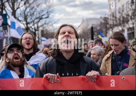 17.03.2024, Berlin, Deutschland, Europa - Tausende Menschen protestieren vor der Russischen Botschaft Unter den Linden im Berliner Bezirk Mitte unter dem Titel Schluss mit Poutine, mit Krieg, Luege und Repressionen gegen den russischen Praesidenten Poutine und gegen den Angriffskrieg auf die Ukraine, waehrend zeitgleich in Russland der letzte Tag der Praesidentschaftswahl stattfindet. *** 17 03 2024, Berlin, Allemagne, Europe des milliers de personnes manifestent devant l'ambassade de Russie sur Unter den Linden dans le district de Berlins Mitte sous le titre Stop Poutine, avec guerre, mensonges et répression contre Russ Banque D'Images