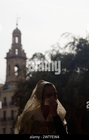 Une fallera vêtue de costumes traditionnels marche vers la Plaza de la Virgen pour offrir des fleurs à Sainte Marie lors du Festival Las Fallas à Valence, Espagne, le 17 mars 2024. Le Fallas est le festival le plus international de Valence, qui a lieu du 15 au 19 mars. Les festivités de Las Fallas célèbrent l’arrivée du printemps avec des feux d’artifice, des fiestas et de grands monuments en carton appelés Ninots. Le festival est reconnu comme patrimoine culturel immatériel de l'humanité de l'UNESCO depuis 2016. (Photo de David Aliaga/NurPhoto) Banque D'Images