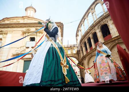 Les Falleras vêtues de costumes traditionnels passent devant la Plaza de la Virgen pour offrir des fleurs à Sainte Marie lors du Festival Las Fallas à Valence, en Espagne, le 17 mars 2024. Le Fallas est le festival le plus international de Valence, qui se déroule du 15 au 19 mars. Les festivités de Las Fallas célèbrent l'arrivée du printemps avec des feux d'artifice, des fiestas et de grands monuments en carton appelés Ninots. Le festival est classé patrimoine culturel immatériel de l'humanité de l'UNESCO depuis 2016. (Photo de David Aliaga/NurPhoto) Banque D'Images