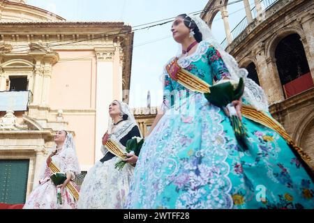 Les Falleras vêtues de costumes traditionnels passent devant la Plaza de la Virgen pour offrir des fleurs à Sainte Marie lors du Festival Las Fallas à Valence, en Espagne, le 17 mars 2024. Le Fallas est le festival le plus international de Valence, qui se déroule du 15 au 19 mars. Les festivités de Las Fallas célèbrent l'arrivée du printemps avec des feux d'artifice, des fiestas et de grands monuments en carton appelés Ninots. Le festival est classé patrimoine culturel immatériel de l'humanité de l'UNESCO depuis 2016. (Photo de David Aliaga/NurPhoto) Banque D'Images