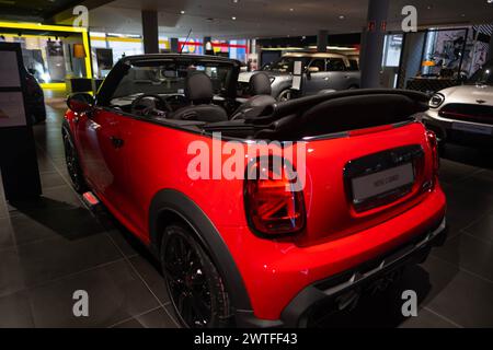 Red MINI Cooper Cabrio dans la salle d'exposition, affaire automobile BMW Group gros plan, design emblématique avec les dernières technologies, Go-kart avec toit ouvert, Automotive indu Banque D'Images