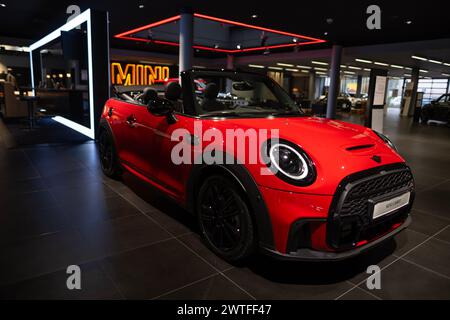 Red MINI Cooper Cabrio dans la salle d'exposition, affaire automobile BMW Group gros plan, design emblématique avec les dernières technologies, Go-kart avec toit ouvert, Automotive indu Banque D'Images