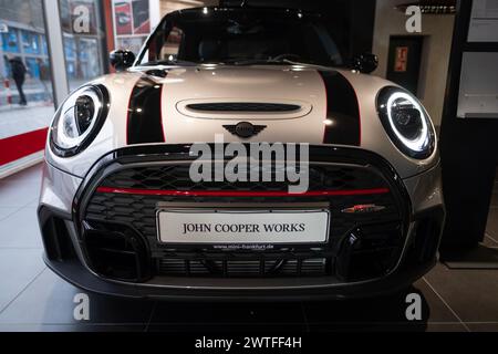 Silver MINI John Cooper travaille dans la salle d'exposition, l'automobile concerne BMW Group, Go-kart sentiment, design emblématique avec la dernière technologie, industrie automobile, F Banque D'Images