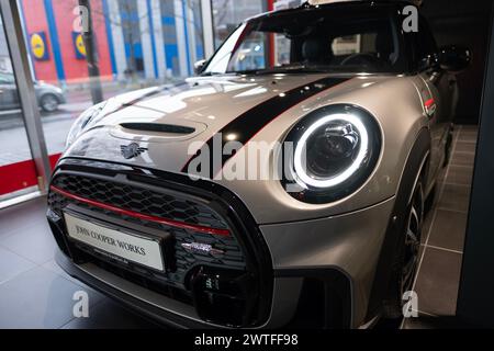 Silver MINI John Cooper travaille dans la salle d'exposition, l'automobile concerne BMW Group, Go-kart sentiment, design emblématique avec la dernière technologie, industrie automobile, F Banque D'Images