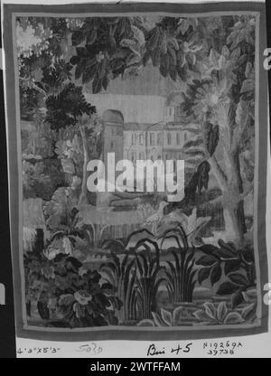 Oiseau dans le paysage. Inconnu c. 1700-1725 dimensions de tapisserie : H 5'3' x l 4'3' tapisserie matériaux/techniques : inconnu culture : Centre de tissage français : Aubusson historique de propriété : Français & Co. acheté de A. L. Erlanger, facturé le 4/1935 ; vendu à Guido R. Ra... [Rabu?] Jr. 1/13/1956. Oiseau près de l'étang, parmi les plantes sauvages et les arbres ; grand bâtiment avec tour en forme de dôme (l) en arrière-plan bordures manquantes. French & Co. feuille de stock dans les archives, 39738 Banque D'Images