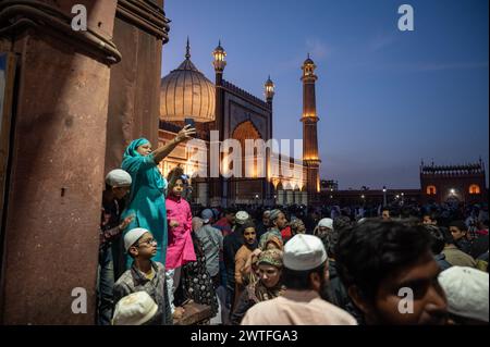New Delhi, Inde. 17 mars 2024. Les familles musulmanes se rassemblent dans la cour de Jama Masjid pour rompre leur jeûne du soir pendant le mois sacré du Ramadan. (Photo de Pradeep Gaur/SOPA images/SIPA USA) crédit : SIPA USA/Alamy Live News Banque D'Images