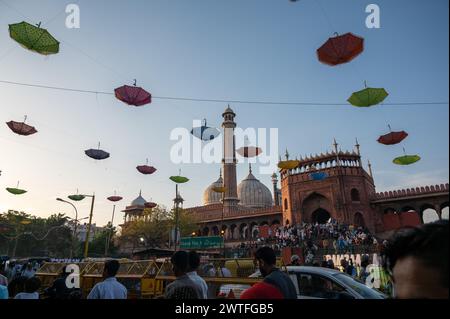 New Delhi, Inde. 17 mars 2024. Une vue de la rue décorée avec des parasols près de Jama Masjid pendant le mois sacré du Ramadan. (Photo de Pradeep Gaur/SOPA images/SIPA USA) crédit : SIPA USA/Alamy Live News Banque D'Images