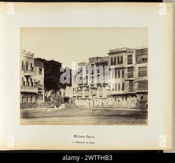 Maisons coptes. Wilhelm Hammerschmidt, photographe (allemand, né en Prusse, mort en 1869) maisons de style copte des années 1860 bordant la place Esbekieh au Caire. Ils sont de couleur claire avec des fenêtres sombres et beaucoup ont des balcons sur le toit. Au premier plan, le carré est flou. (Recto) en haut à droite, au crayon : '28' ; (verso) en bas à gauche, au crayon : 'a 32 40 (jambon)'; Banque D'Images