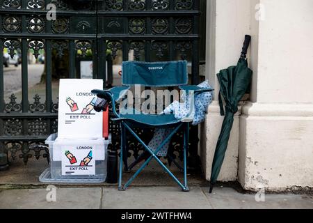 Londres, Royaume-Uni. 17 mars 2024. Une boîte pour Exit Poll est visible sur le sol devant la sortie du bureau de vote à l'ambassade de Russie à Londres. Des Russes résidant au Royaume-Uni sont vus faire la queue pour voter à l'ambassade de Russie à Londres pour le troisième et dernier jour du scrutin pour leur élection présidentielle. On s’attend à ce que Vladimir Poutine réussisse pour son prochain mandat présidentiel, malgré que de plus en plus de Russes s’opposent à son régime totalitaire depuis le déclenchement de la guerre russo-ukrainienne en février 2022. (Photo de Hesther Ng/SOPA images/SIPA USA) crédit : SIPA USA/Alamy Live News Banque D'Images