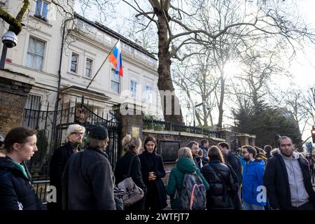 Londres, Royaume-Uni. 17 mars 2024. Une longue file d'attente d'électeurs est vue devant l'ambassade de Russie à Londres. La plupart des gens ont attendu au moins 4 heures dans la file d'attente. Le scrutin se terminera à 20h, heure du Royaume-Uni. Des Russes résidant au Royaume-Uni sont vus faire la queue pour voter à l'ambassade de Russie à Londres pour le troisième et dernier jour du scrutin pour leur élection présidentielle. On s’attend à ce que Vladimir Poutine réussisse pour son prochain mandat présidentiel, malgré que de plus en plus de Russes s’opposent à son régime totalitaire depuis le déclenchement de la guerre russo-ukrainienne en février 2022. (Crédit image : © Hesther ng/SOPA images via ZUM Banque D'Images